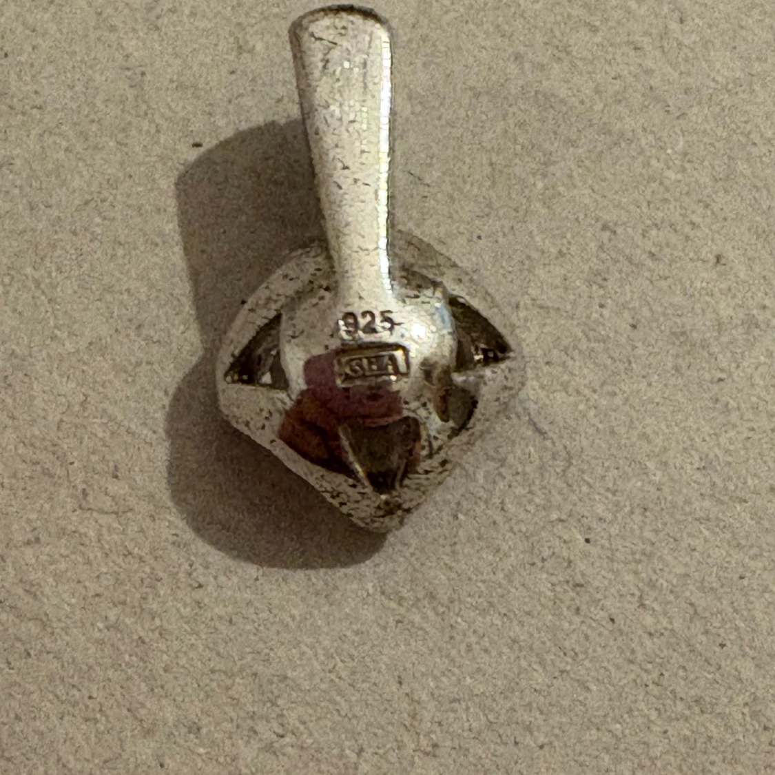 Silverhänge med glittrande stenar - 1