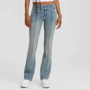 Ljusblå bootcut jeans från Levis - Säljer dessa ljusblå jeans från Bershka i storlek 34💓 Jag säljer dessa dä de ej kommer till användning längre!!