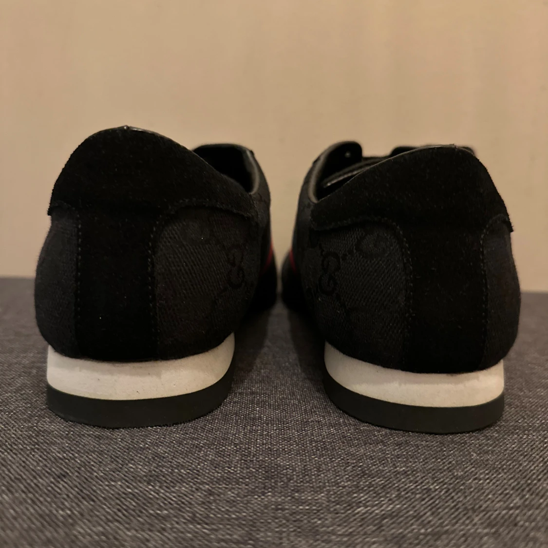 Svarta 𝒢𝒢 skor - 3