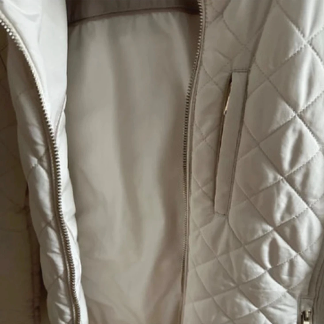 Creamvit quiltad jacka från Zara - 3