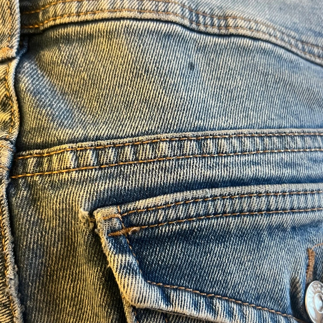 Blå bootcut jeans med broderade fickor - 4