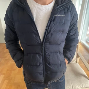Peak Performance Jacka - Säljer min Peak Performance Jacka då den har blivit för liten. Nypris runt 3000kr, Köpt i affär för ett år sen men kvittot tyvärr borttappat.  Xs på tagg men passar mer som en S. Modellen är 178cm 65kg. Perfekt för hösten, kom med frågor om pris eller jackan! Fraktar spårbart eller möts i Solna. 