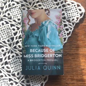 Because of Miss Bridgerton - DEL 1 - Rokesby serien. Upptäck en charmig och romantisk prequel till Bridgerton-serien! Följ Billie Bridgerton och George Rokesby i en berättelse fylld av humor, gnistor och oväntad kärlek. Perfekt för dig som älskar historisk romance och vill ha en lättläst, underhållande bok.