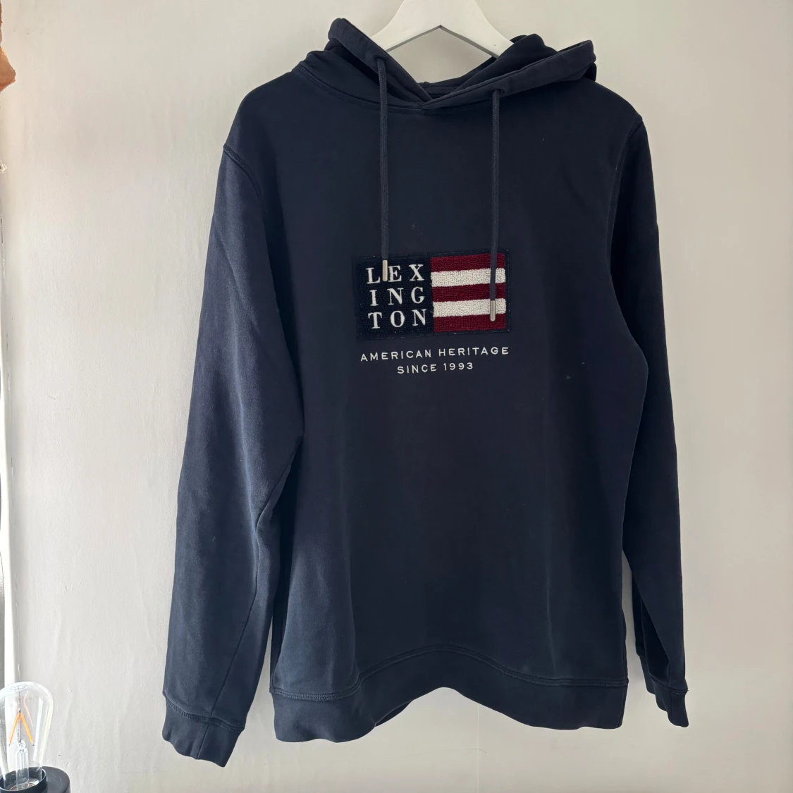 Mörkblå hoodie från Lexington