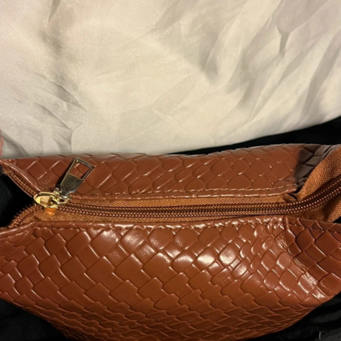 Brun flätad handväska i skinnimitation - 2