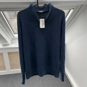 Marinblå stickad  Kappahl - Säljer nu min helt oanvända stickade tröja från Kappahl. Inte använd någon gång. Väldigt bra skick. Väldigt snygg till den som gillar stickade tröjor. Färgen är djupt marinblå. Size 170, motsvarar medium i storlek. Nypris:350