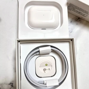 AirPods Pro - Apple AirPods Pro i mycket fint skick, komplett med originalförpackning, laddningskabel och extra öronproppar. Aktiv brusreducering, trådlös laddning och hög ljudkvalitet. Endast minimala spår av användning syns. Perfekt för musik, samtal och träning.