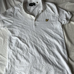 Lyle&Scott - En väldigt trevlig piké i helt nytt skick använd bara 5/6 gånger, perfekt till alla tillfällen. Storlek M men passar en S också. Fraktas samma dag inklusive en skjorta på köpet!