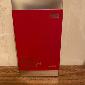 Ruby Touch - Ruby Touch Eau de Parfum – 50 ml Elegant och varm doft med noter av orange, saffran, jasmin, amber och musk. 2 sprut tagna men doften föll mig inte i smaken.