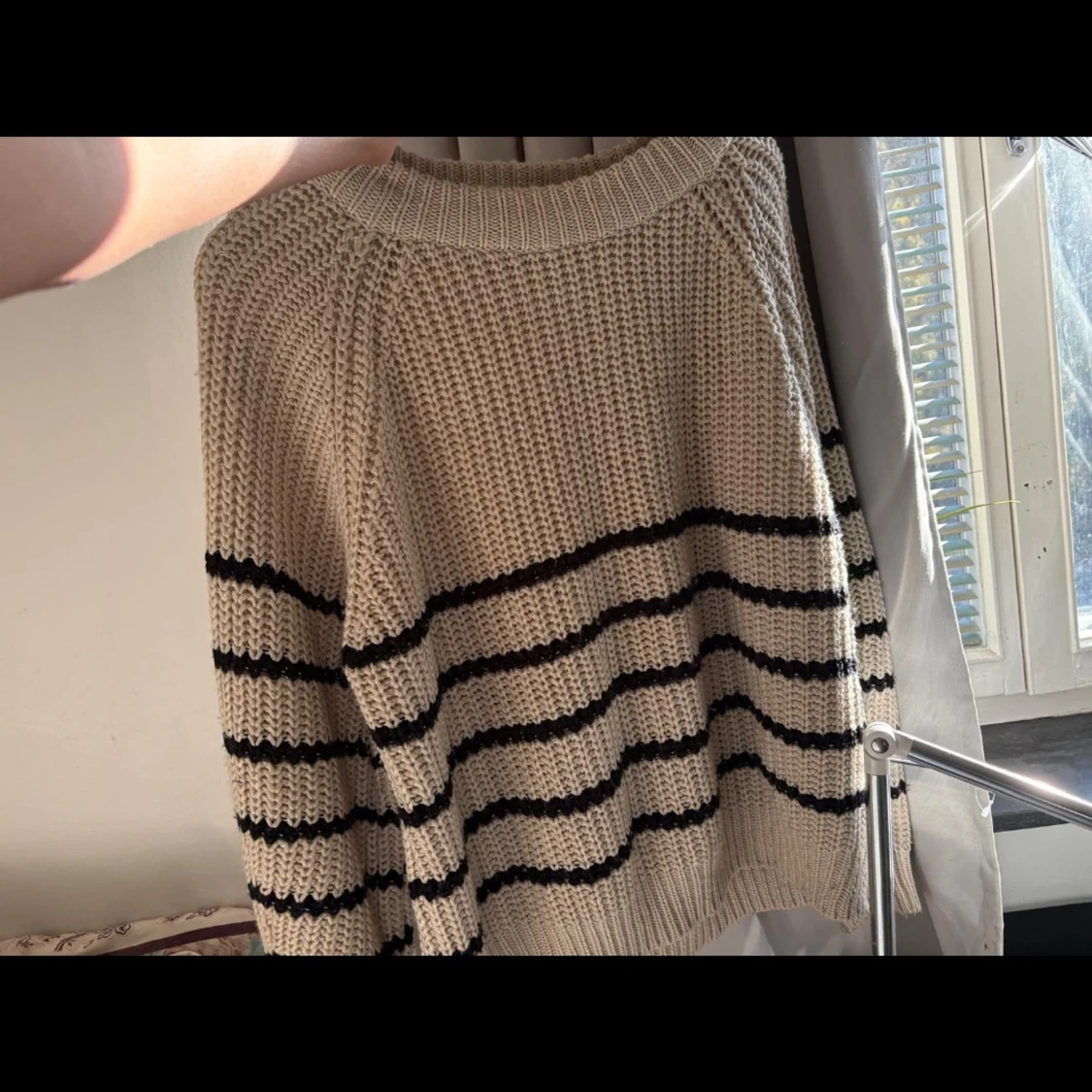 Beige stickad randig tröja - 2