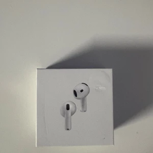 AirPods 4 (ANC) - Nya Apple AirPods 4 med aktiv brusreducering (ANC). Levereras i originalförpackning, kompatibla med USB-C, Apple Watch och Qi-laddare. Perfekt för trådlös musik och samtal. Kartongen har mindre märken men är obruten.