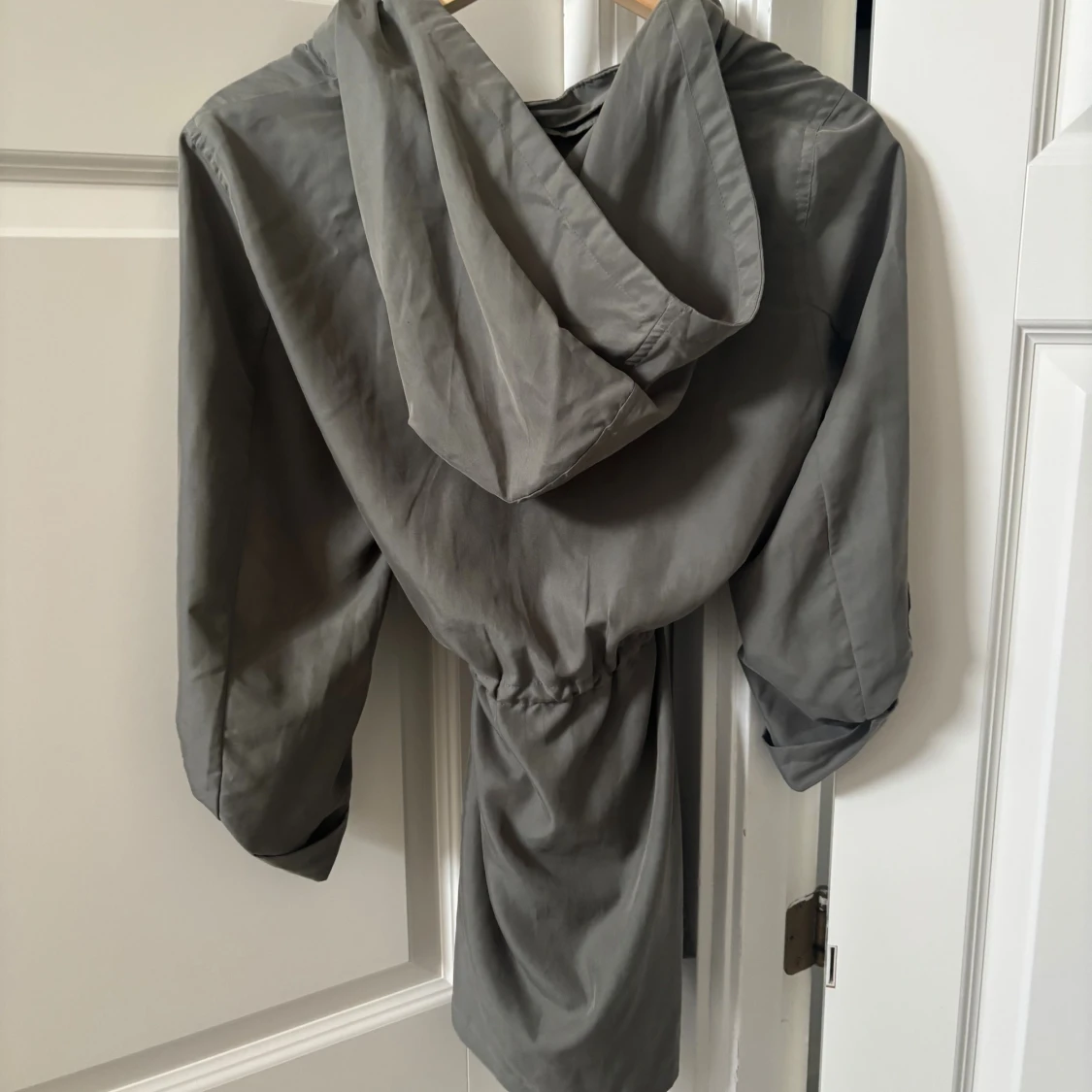 Militär grön tunn jacka  med huva från H&M - 1