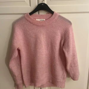 Ljusrosa stickad tröja från Selected Femme - Supermysig ljusrosa stickad tröja från Selected Femme. Materialet är fluffigt och mjukt med blandningar av ull och alpacka. Nästintill oanvänd.