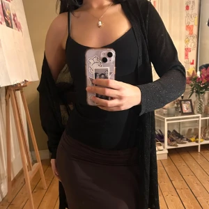 Glittrig svart kofta - Festlig svart kofta med knappar 🖤 Längd: ~82cm, Axlar: ~43cm ,Ärmlängd: ~61cm