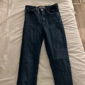 Levi’s jeans - Fint skick, mörkblå och högmidjade 💙