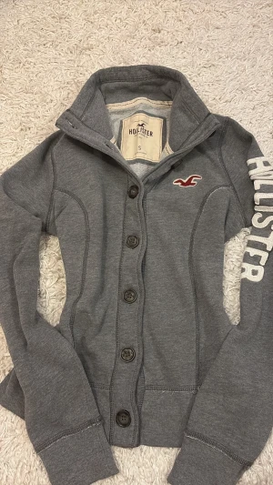Hollister  - Jätte snygg hollister button up med skönt material på insidan och utsidan Lite defekter på sista bilden (baksidan halsen) Skriv vid frågor!!