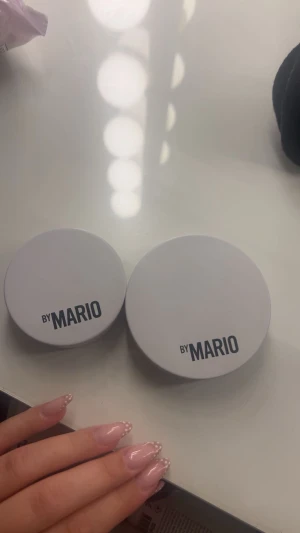 By Mario bronzer & rouge duo - Säljer två sminkprodukter från By Mario: Soft Pop Powder Blush i färgen Desert Rose, en matt puderrouge i mjuk rosa ton, och SoftSculpt Bronzer i färgen Medium, en varm brun puderbronzer. Blushen är använd en gång bara för att prova samma med bronzern men tyvärr tyckte jag ej dem syntes på mig. Säljer båda tillsammans men går köpa en och en. Bronzer-250 blush- 200