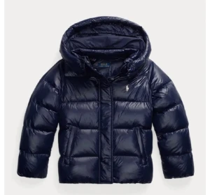 SÖKER! Marinblå pufferjacka från Polo Ralph Lauren - Söker!  marinblå pufferjacka från Polo Ralph Lauren med huva och klassisk logga på bröstet. Jackan har quiltad design, dragkedja och knappar framtill.