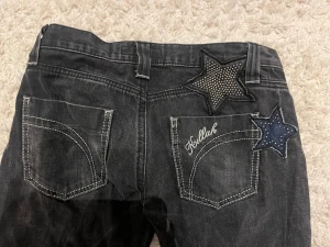 Super Lågmidjade Jeans! - Har tyvärr ingen bild med dom på då dom är för små💕de står ingen storlek i men jag skulle säga xxs! Dom ser mer sliten ut på bilderna💕Midjemått: 35,5 Innerbenslängd: 73