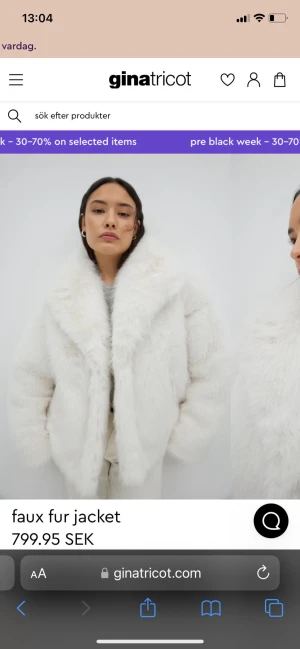 Vit pälsjacka från Gina Tricot - Säljer en fluffig och trendig vit pälsjacka från Gina Tricot. Perfekt för att hålla sig varm och se stylish ut under kalla dagar. Jackan är tillverkad i syntetiskt pälsmaterial.