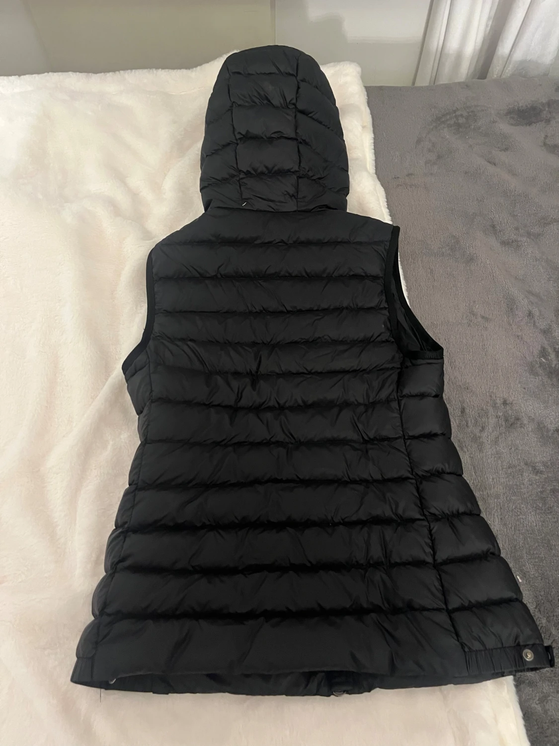 Svart dunväst från Moncler med huva - 1