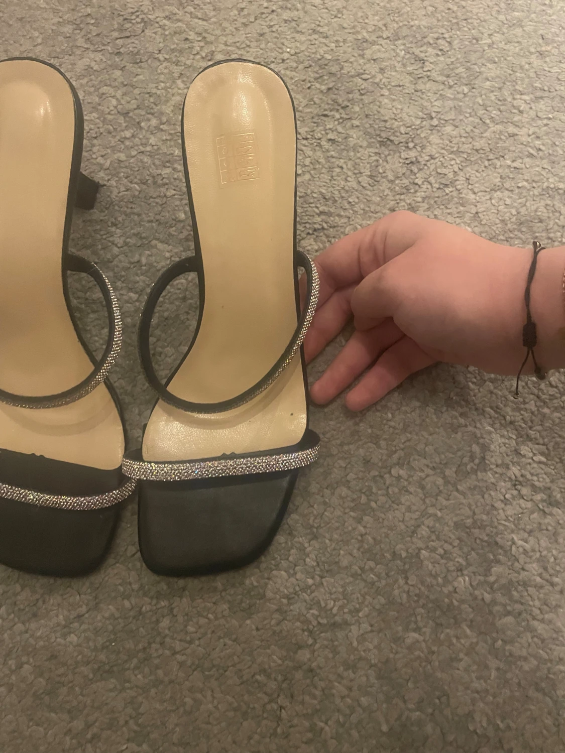 Svarta klackar med glittriga remmar - 1