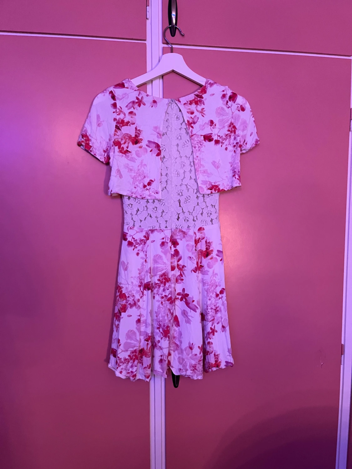 Blommig kortklänning från BikBok XS - 1