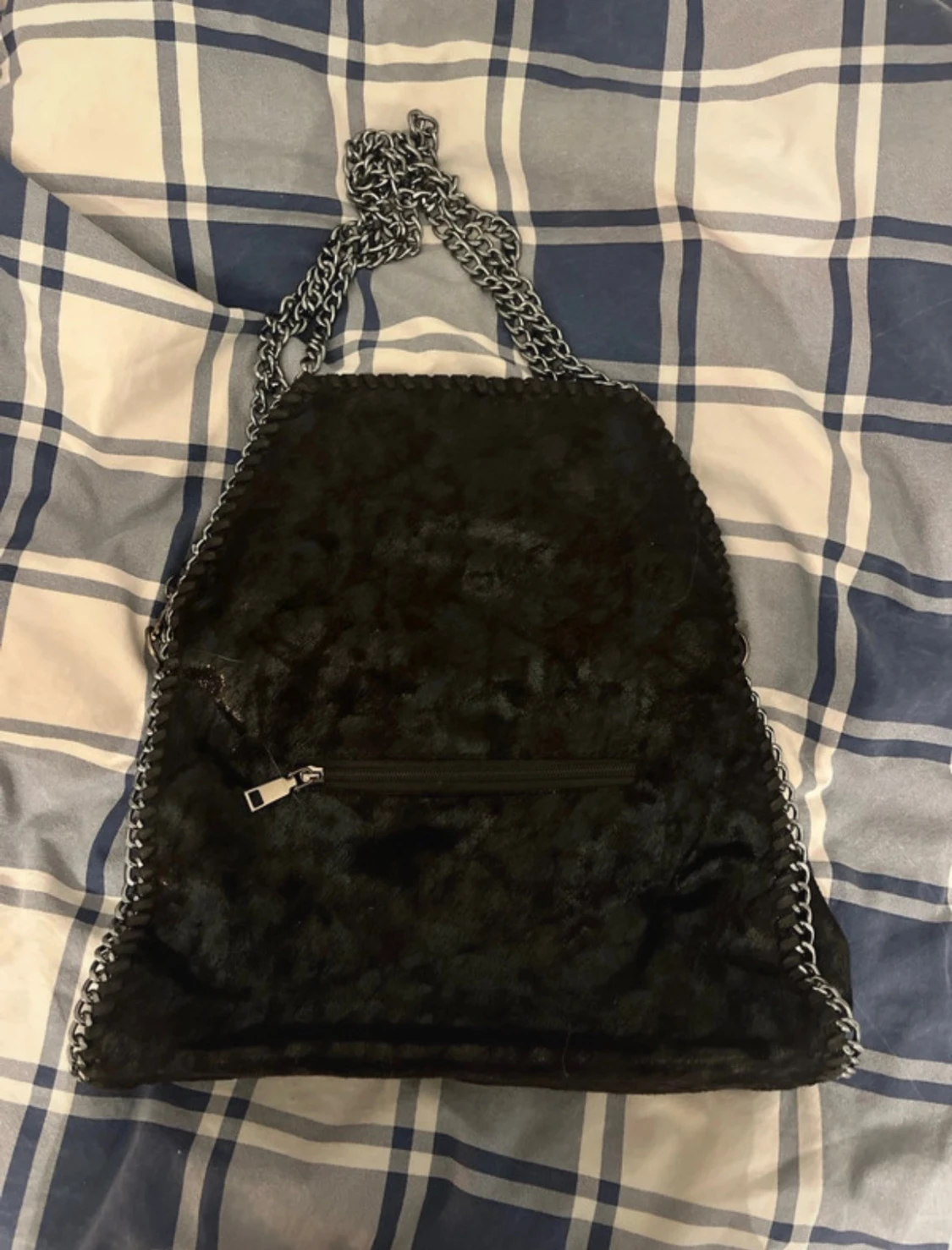 Svart handväska med kedjedetaljer - 1