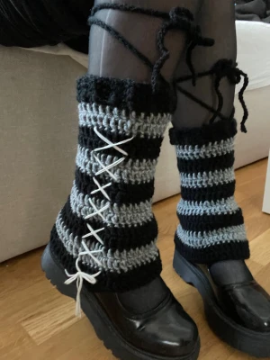 Virkade benvärmare - Virkade benvärmare med lång snörning. Virkade med akrylgarn, perfekt till hösten💕