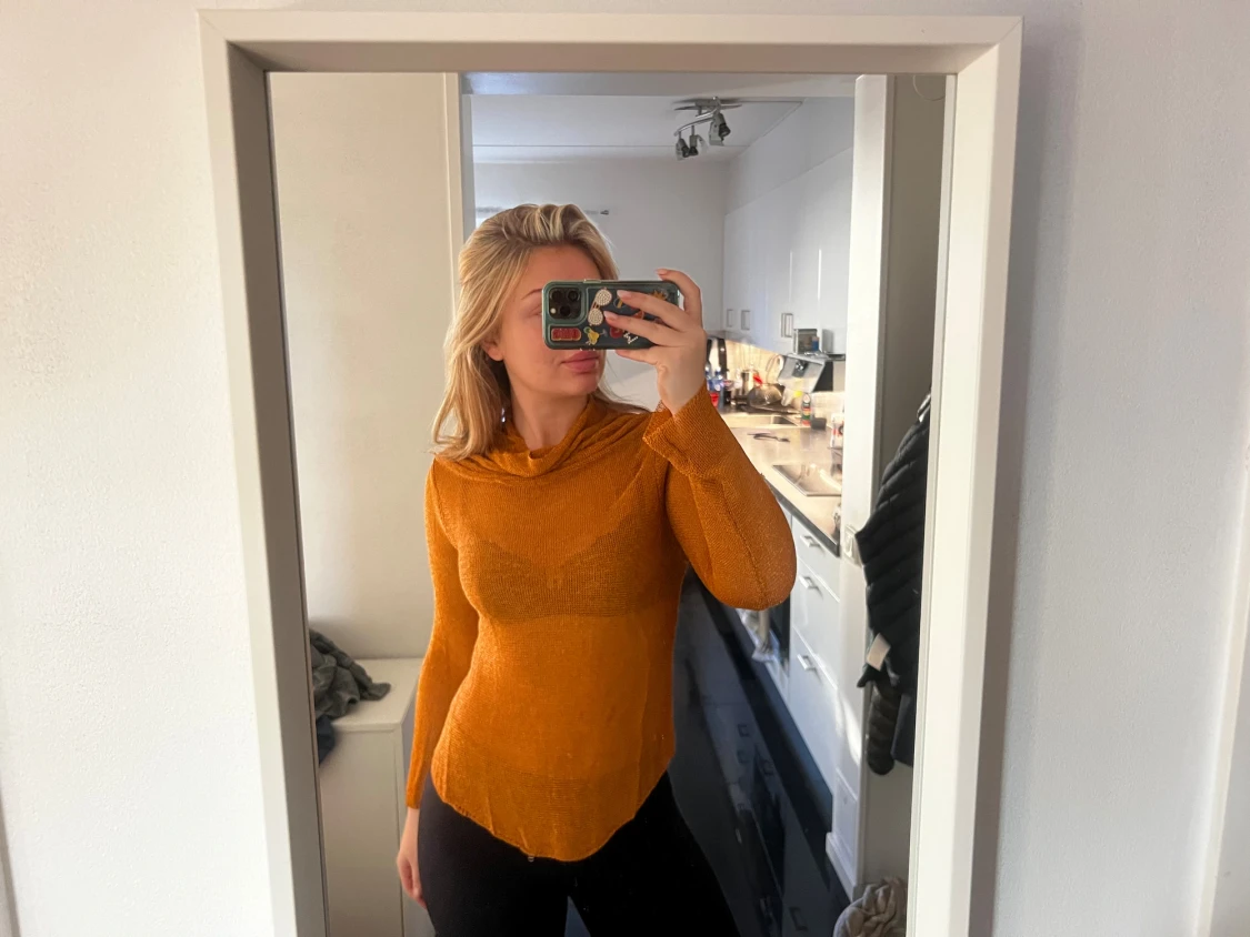 Guldig stickad långärmad