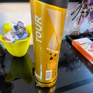 HEAD Tour Tennisbollar med burk - HEAD Tour tennisbollar i originalburk, 4 bollar. Perfekt för både träning och match. Burken är i gott skick och skyddar bollarna väl.