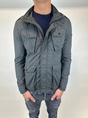 Woolrich Jacka  - Hej! Säljer nu denna väldigt snygga och eftertraktade Woolrich Fieldjacka! Jackan är slutsåld överallt och går inte att få tag på… jackan är perfekt nu till vintern  Storlek L fits M Ny pris: 6000 kr Säljs för: 1299 kr