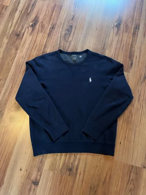 Navy sweatshirt från Polo Ralph Lauren - Navy Ralph Lauren tjocktröja 🏇🏽 Size S/170, mått ⤵️  📏 Längd (Axel till mudd) - 61 cm  Bröstbredd - 51 cm Ärmlängd - 57 cm   9/10 skick, äkta Ralph Lauren, inga defekter, använd ett fåtal gånger  Hör av er om ni har frågor 🤑