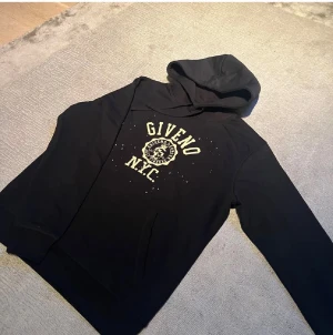 Svart hoodie Giveno leonce - Svart hoodie från giveno Leonce. Använd fåtal gånger. Hör av dig vid fler bilder eller funderingar🙌