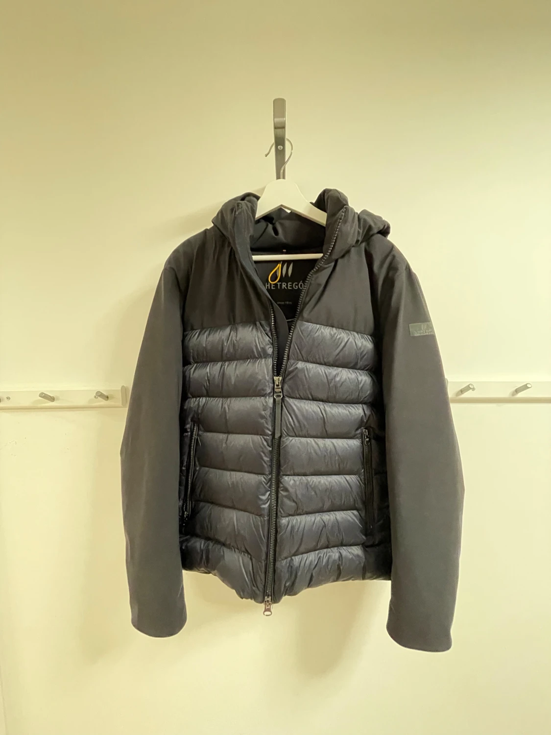 Mörkblå dunjacka med huva från Hetregó