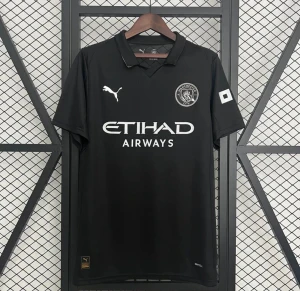Manchester City svart fotbollströja Puma - Snygg svart Manchester City fotbollströja från Puma med klassisk krage och vita detaljer. Tröjan har klubbmärke och Puma-logga på bröstet samt Etihad Airways-tryck. Tillverkad i lätt och ventilerande funktionsmaterial.