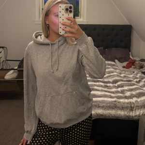 Grå basic hoodie  - Säljer min gråa basic hoodie som är köpt ifrån h&m, passar både tjejer och killar🩷Knappt använd så den är i ett mycket bra skick!! 