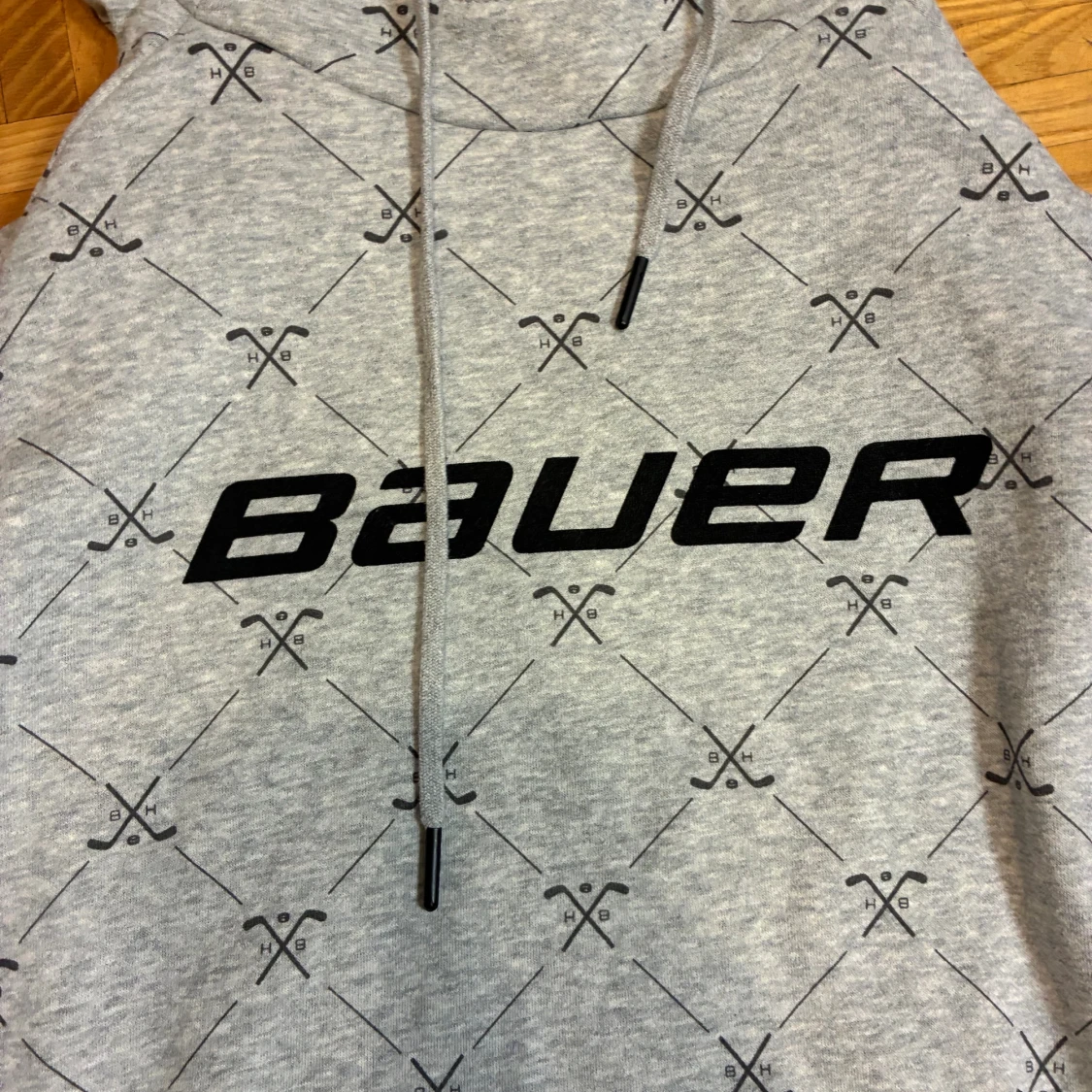 Grå hoodie från Bauer med hockeymönster - 3