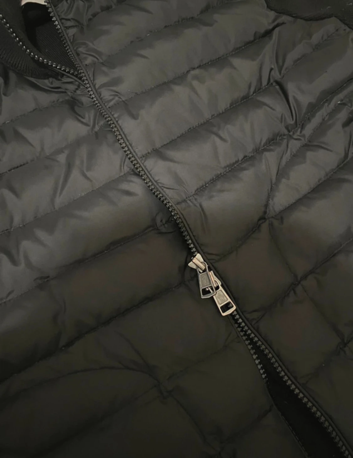 Svart Moncler pufferjacka med stickade ärmar - 3