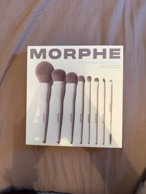 Morphe Best of Blends borstkitt - Säljer ett Morphe Best of Blends 8-delars borstkitt med vita handtag och täta, mjuka syntetborst. Setet innehåller borstar för foundation, concealer, puder, rouge, ögonskugga, blending och en vinklad brynborste med spoolie. Helt nya!
