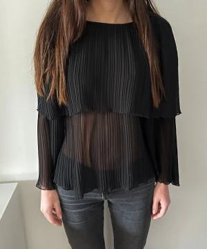 Draperad blus - Säljer min Zara blus som är draperad som tyvär aldrig kommit till använding. Skulle säga att den passar XS-M