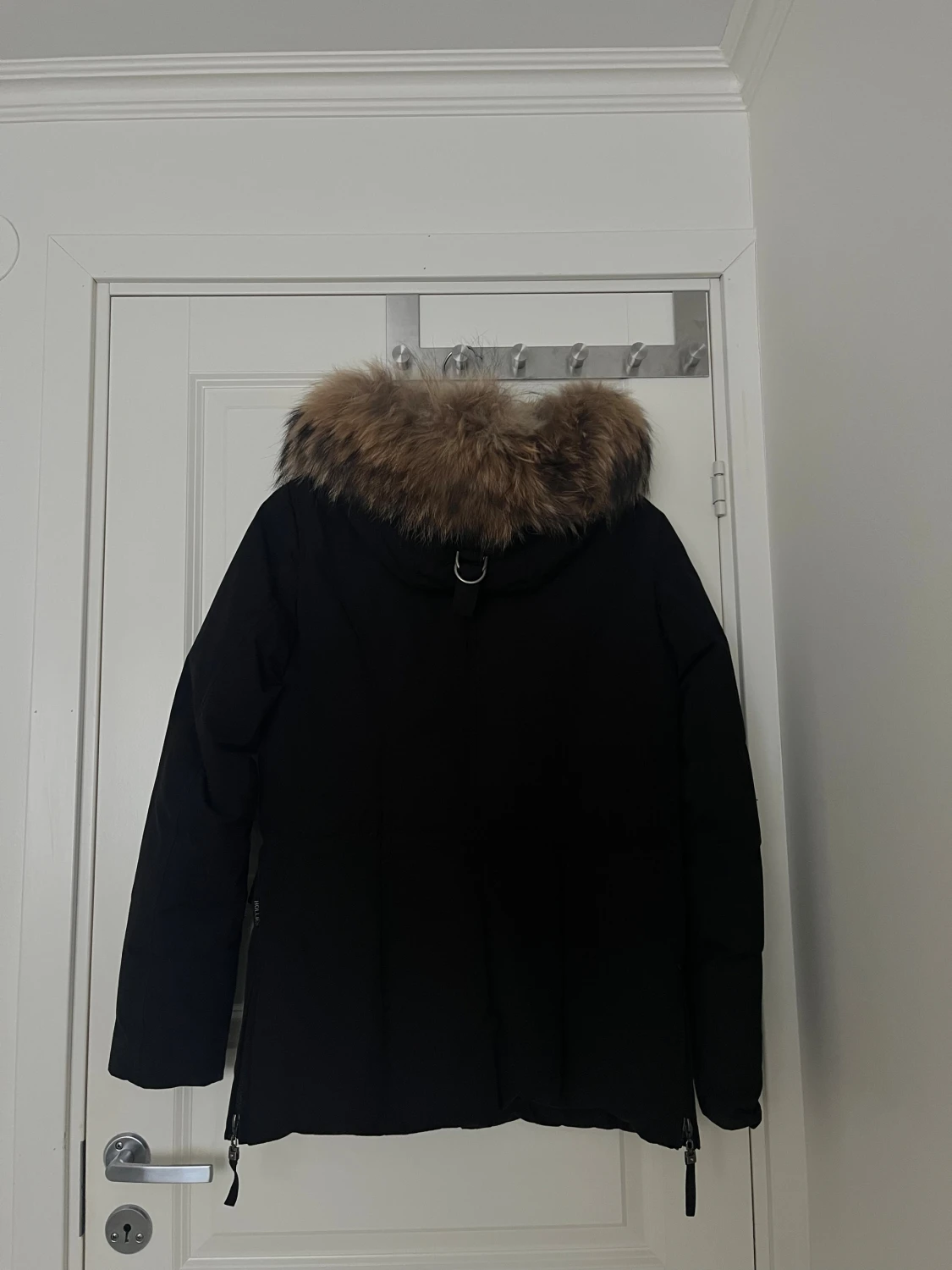 Svart parkas med päls från Hollies - 2