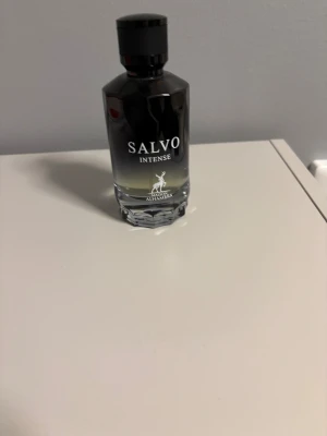 Maison alhambra salvo intense - Mängd: nästan allt kvar ca 95ml. Luktar som Sauvage. Den håller väldigt bra och känns i luften bra. Kan diskutera priset!
