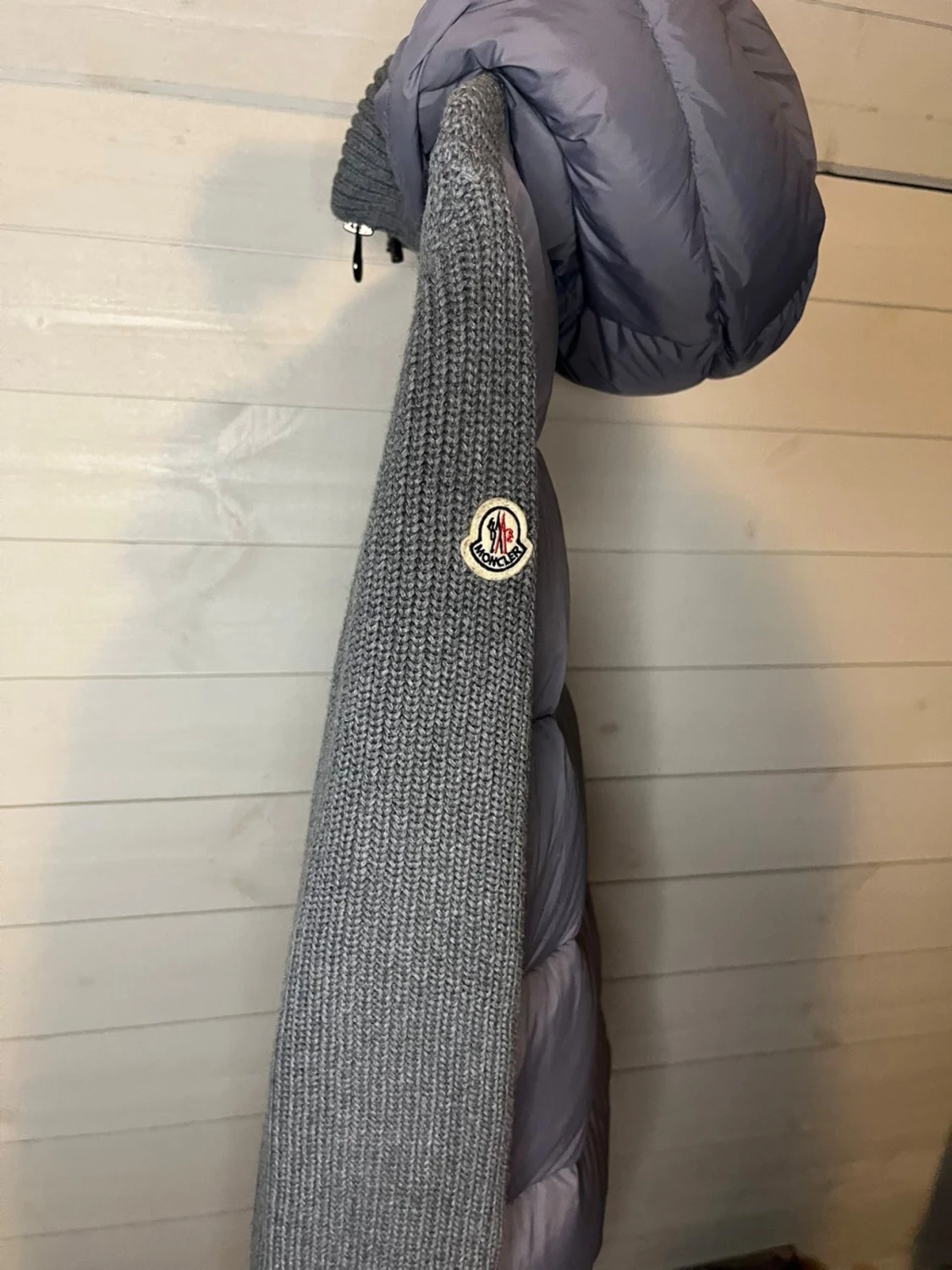 Grå Moncler pufferjacka med stickade ärmar - 1