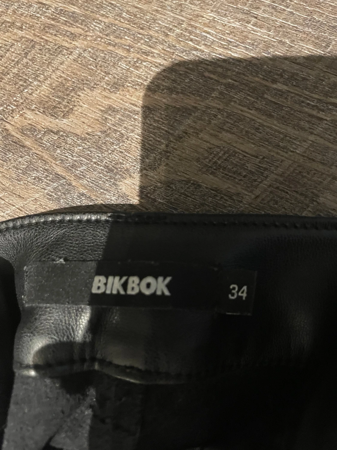 Svarta skinnbyxor från Bik Bok, strl 34 - 2