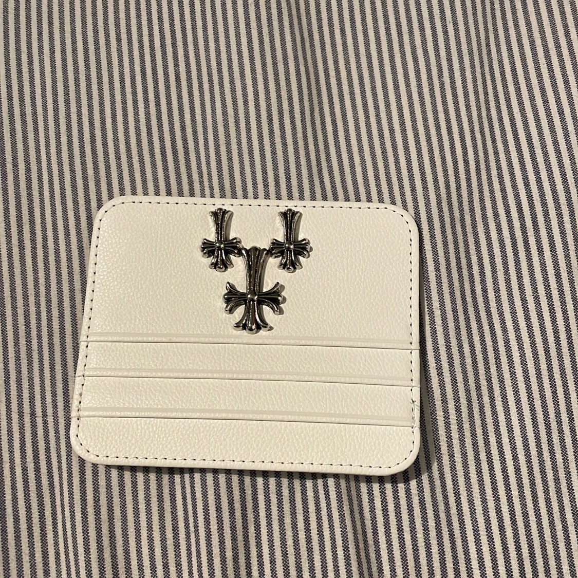 Vit plånbok med korsdetaljer - 2