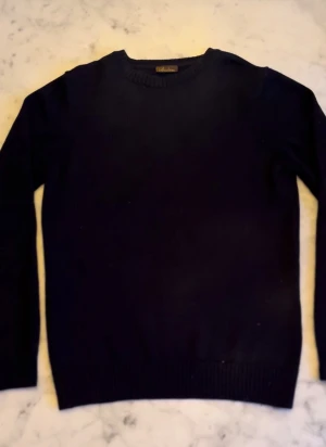 Mörkblå merinoullströja Stenströms - Säljer en mörkblå stickad tröja från Stenströms i 100% merinoull. Tröjan är i nyskick, skick 9-10! Nypris ca 2500 kr. Storlek S. Personen på bilden är 180 cm lång, men passar även dig som är ungefär 170-180 cm beroende på hur du vill att den ska sitta. Riktigt fin kvalitet och väldigt skön att bära. Hör av dig vid frågor!