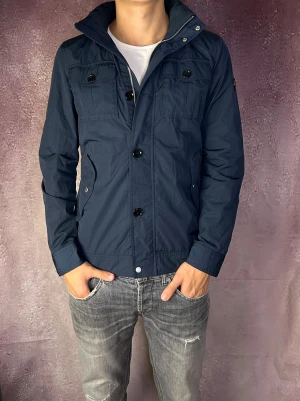 J.lindeberg fieldjacket bailey - Mycket fint skick | Size M (modellen är 187cm 73kg) | fraktar spårbart inom 24 timmar | för att köpa klicka ”köp nu” | vid frågor eller funderingar skriv en meddelande | följare får bättre rabatter🙌