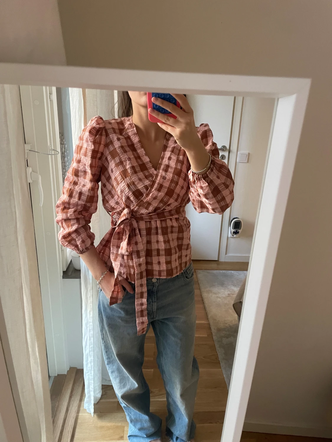 Rutig omlottblus med puffärm - 4