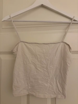 Vitt linne - Säljer en vit basic linne från H&M i storlek S